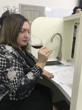 Органолептична оцінка якості тихих вин в лабораторії сенсорного аналізу ОНАПТ